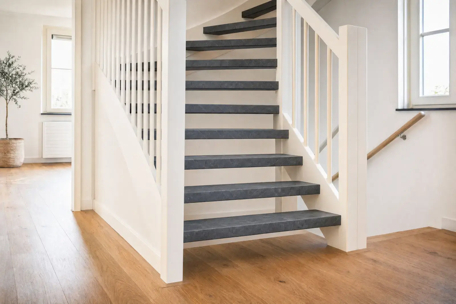 Staal van Open Traprenovatie - PVC Dark Stone Graniet