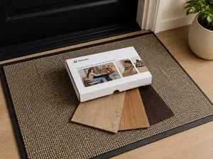 Stalenbox met houten vloerstalen op een deurmat