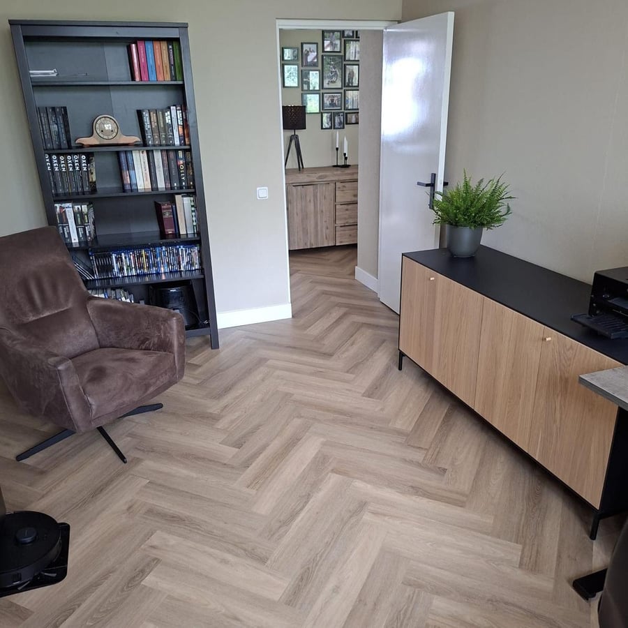 review-visgraat-vloer-woonkamer