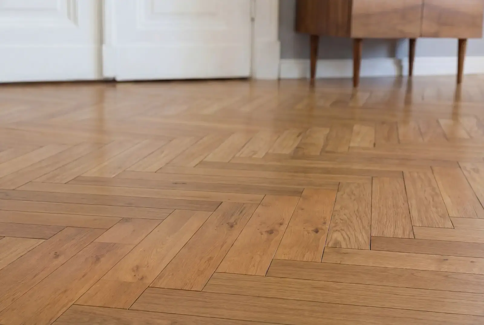 Lamelparket eiken visgraat - Okavango Noestarm Geborsteld Midden Bruin