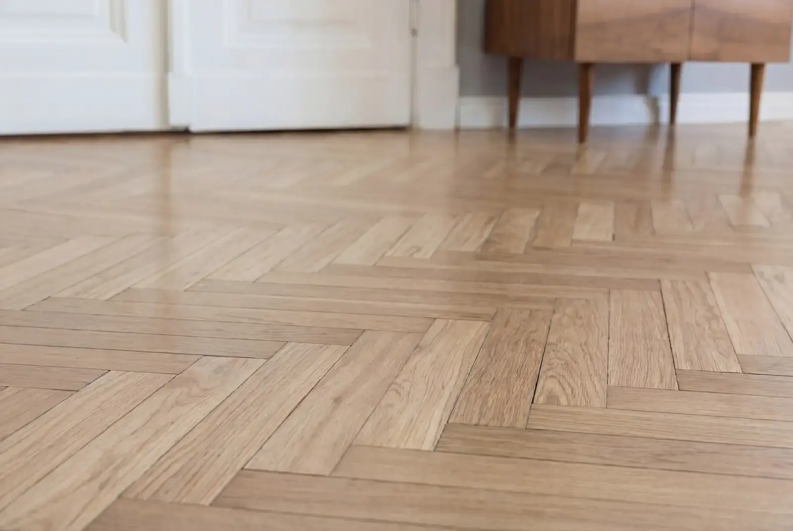 Lamelparket eiken visgraat - Okavango Noestarm Geborsteld Weissgrund