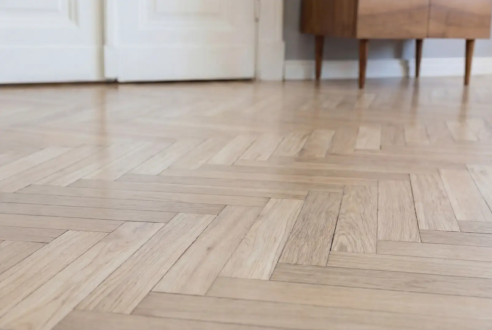 Lamelparket eiken visgraat - Okavango Noestarm Geborsteld Whitewash