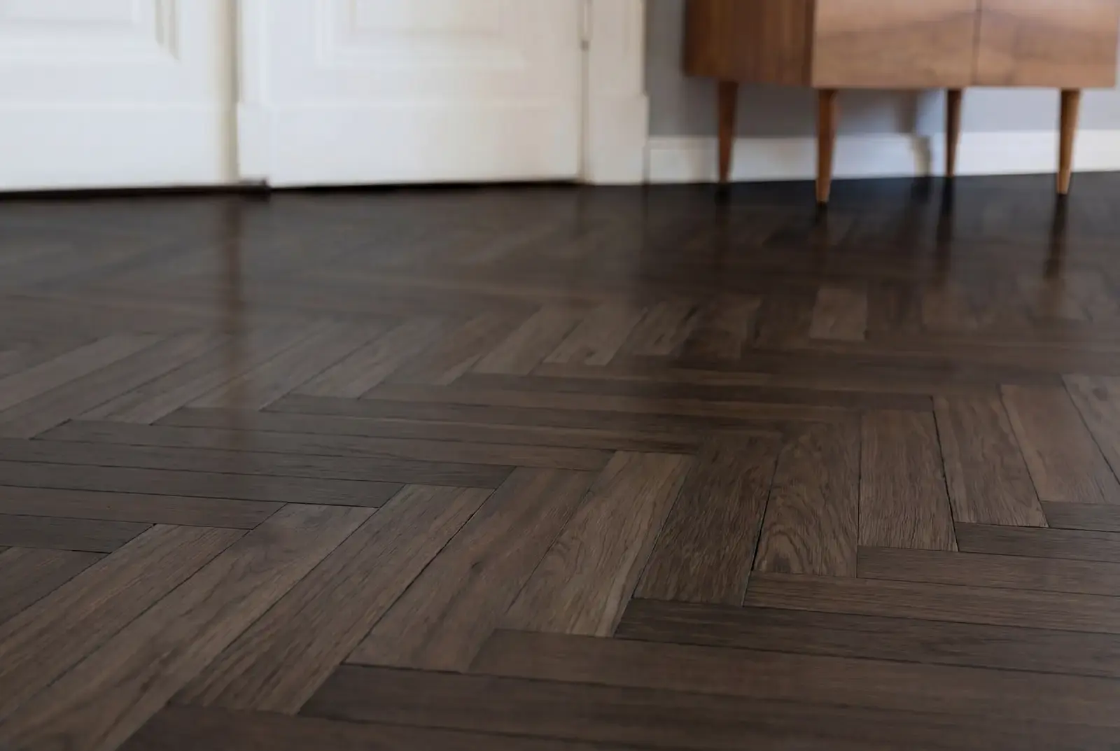 Lamelparket eiken visgraat - Okavango Noestarm Geborsteld Zwart