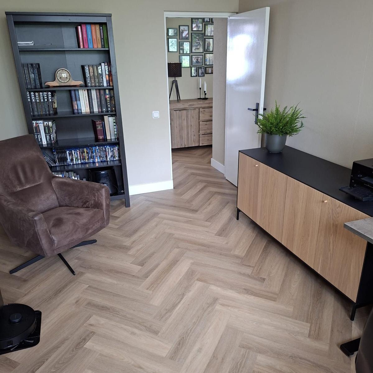 review-visgraat-vloer-woonkamer
